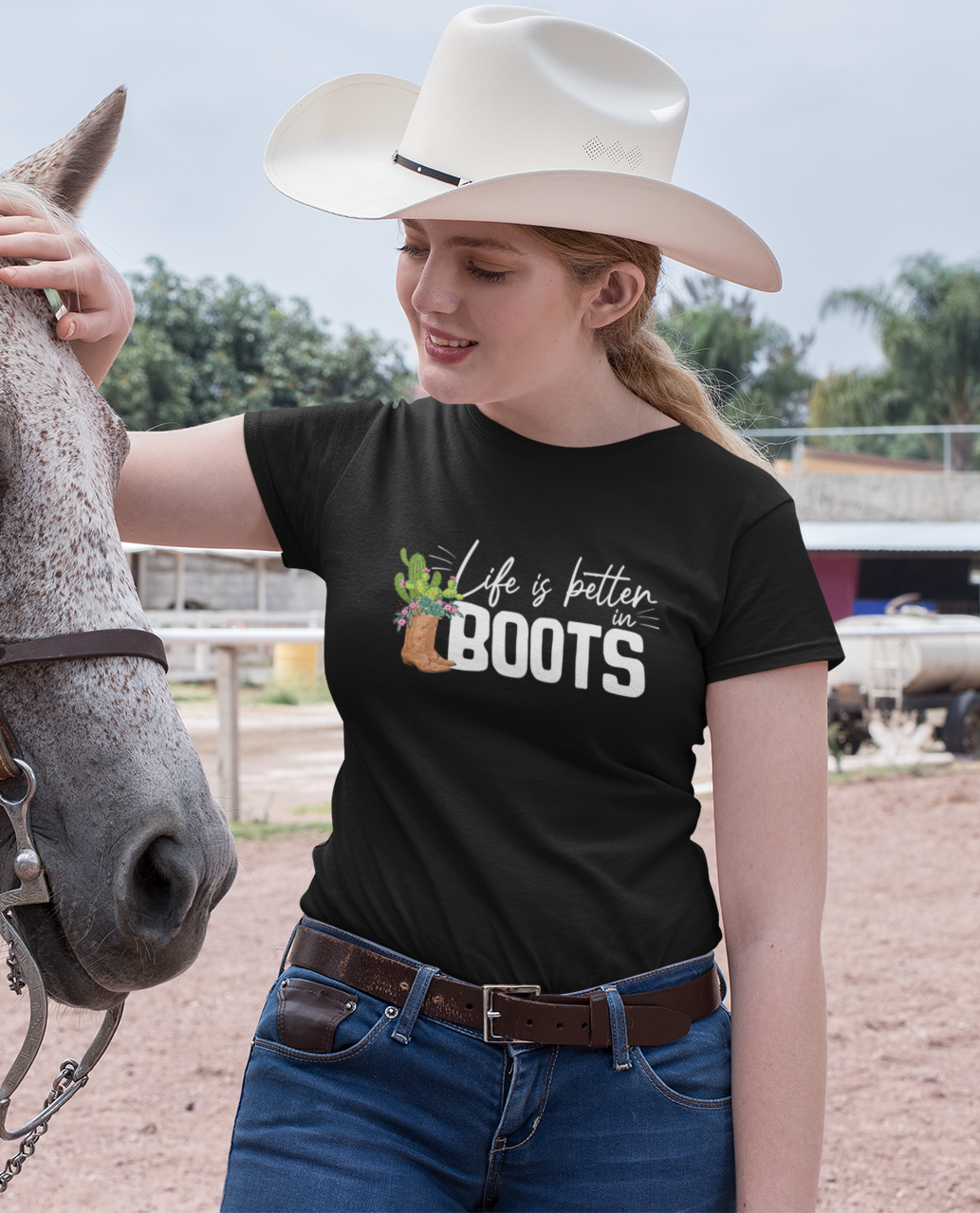 Life is better in boots - Damen T-Shirt aus Bio-Baumwolle (Frontprint)