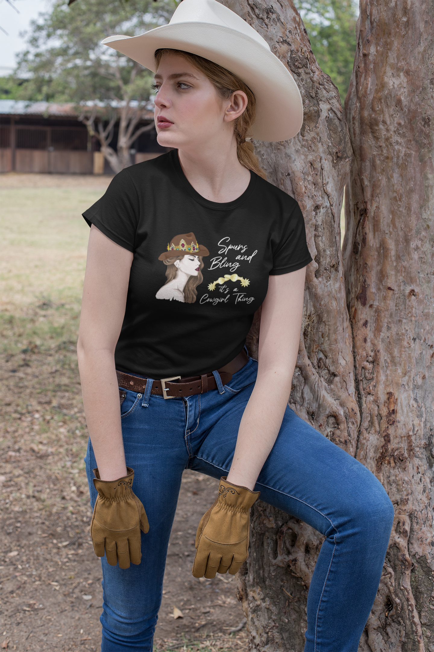 Spurs and Bling it's a Cowgirl Thing - Damen T-Shirt aus Bio-Baumwolle (Frontprint)